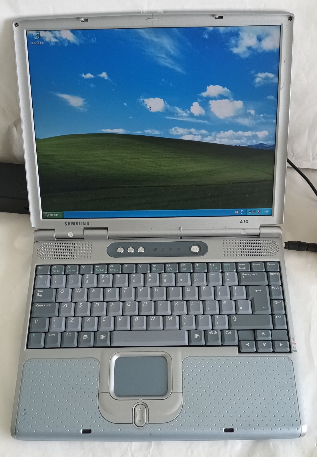 Samsung A10 Laptop 14.1″ 256MB 40GB IDE AMD Duron Windows XP Parallel Floppy CD