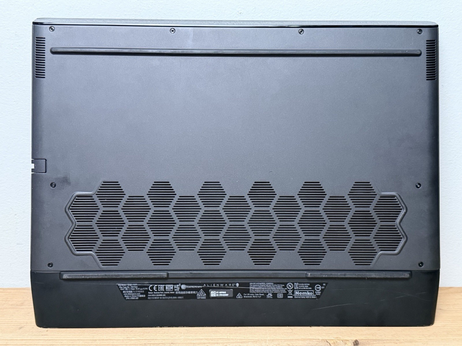 Alienware m15 R2 Gaming Laptop | i7-9750H | RTX 2070 Max-Q 8GB | 16GB RAM | Whit