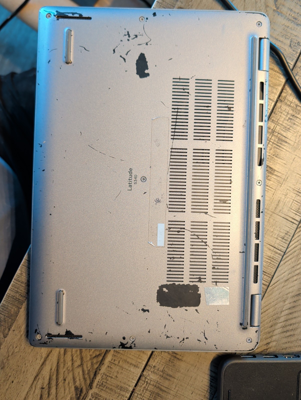 Dell Latitude 5340 13.3″ 13th Gen i5-1335U 8GB DDR5 No SSD. Cracked Screen