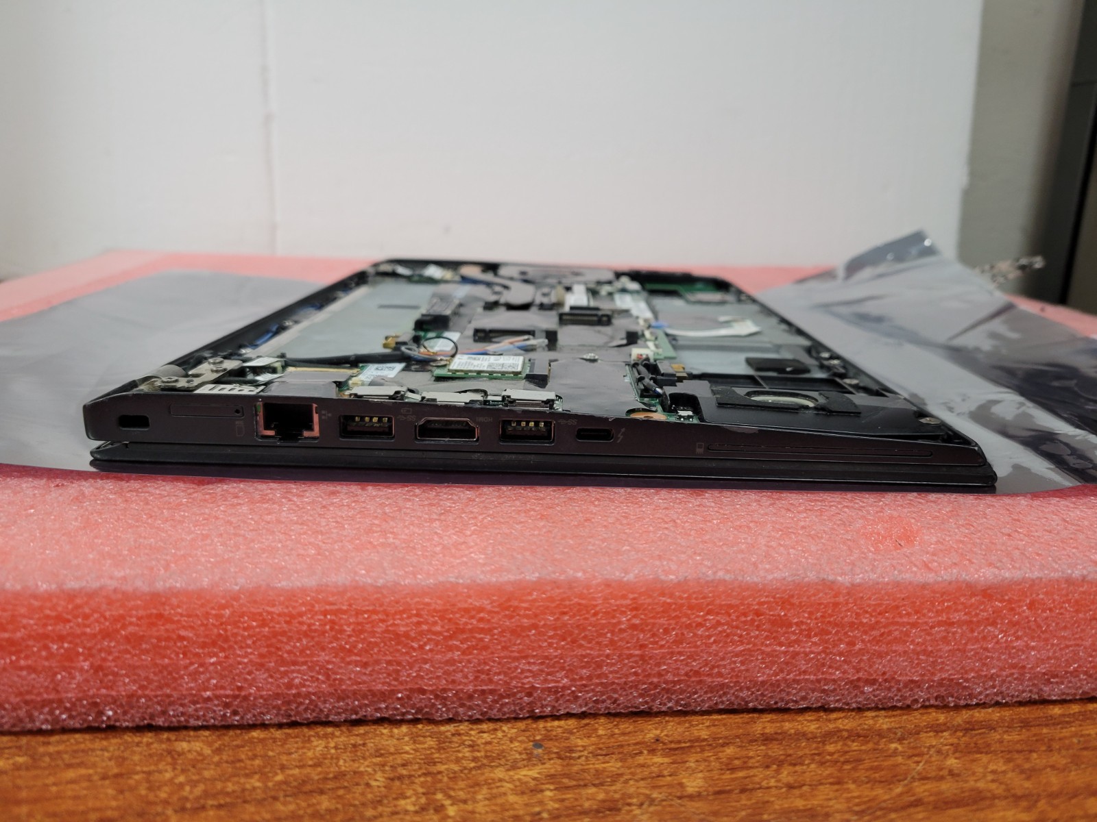 Lenovo ThinkPad T470S 14″ i5-7300U 4GB RAM *NO HDD/OS/COVER/BATT/AS IS* | LP522