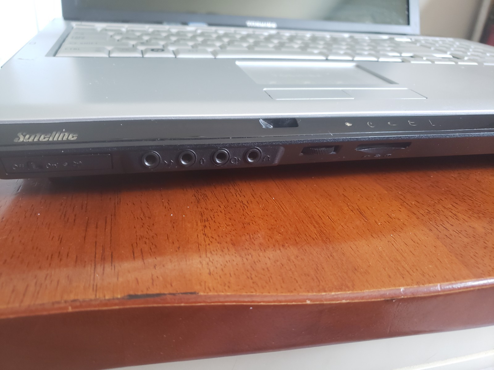 Toshiba Satellite X205 ‘Baby Qosmio’ 2ghz 3gb 1tb 8600m GT SLI Retro Gaming Win7