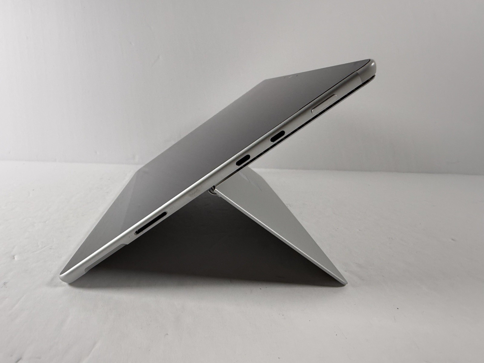 Microsoft Surface Pro 8 (1982) i5-1145G7 – 16GB RAM – 256GB 120Hz – Win 11 Pro