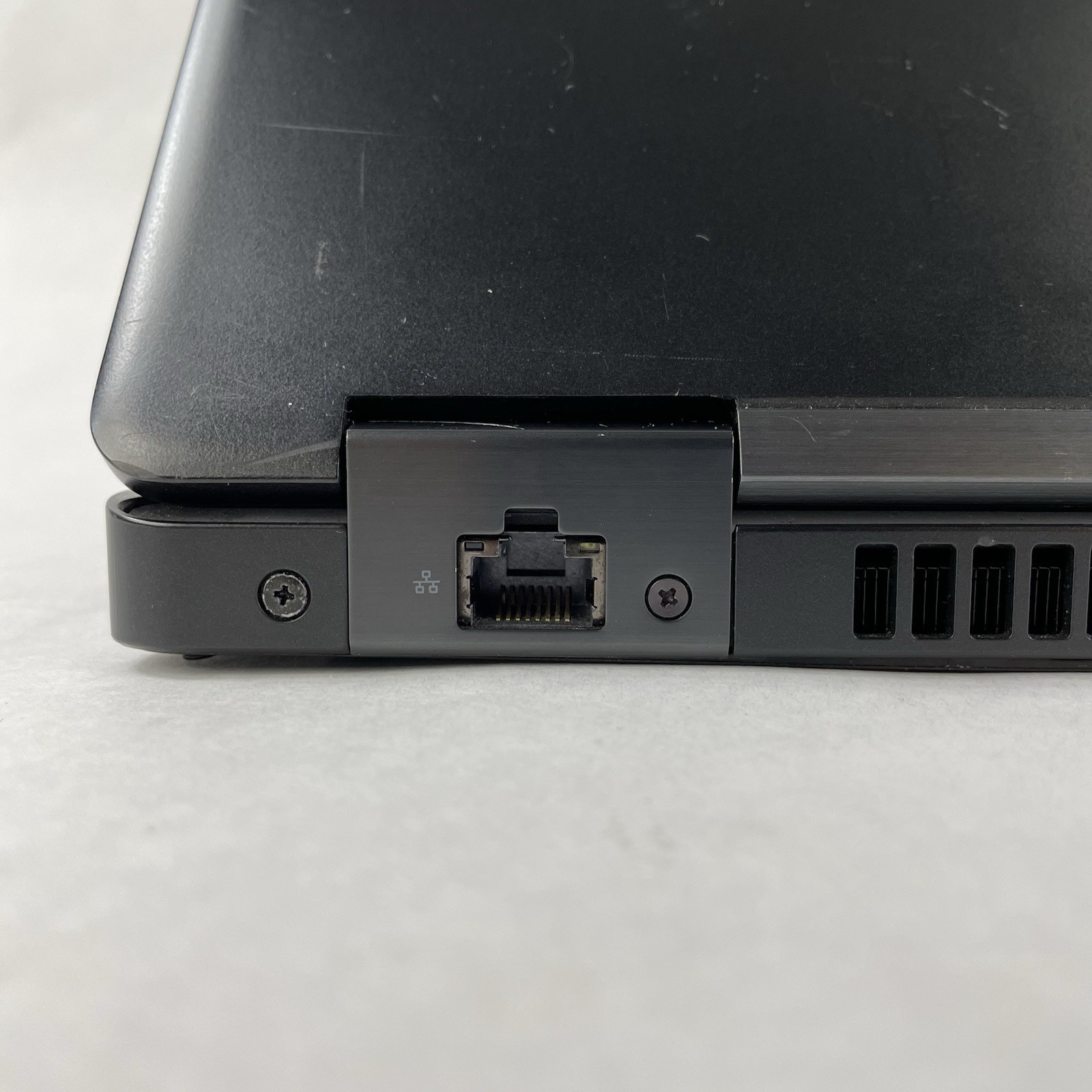 Dell Latitude 5580 15.6″ i5-7300U 2.60 GHz 8 GB RAM No SSD No OS – Bad Edge