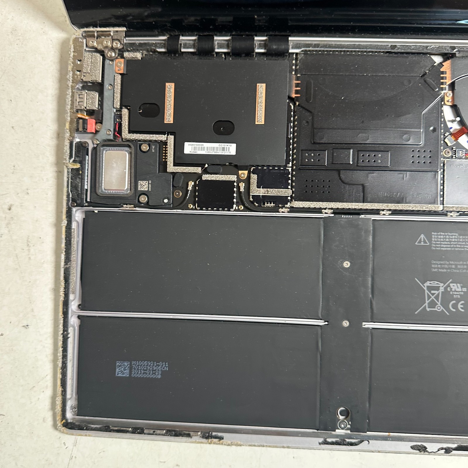 Microsoft Surface 2 1769 13.5″ PixelSense Touchscreen Display Laptop – for Parts