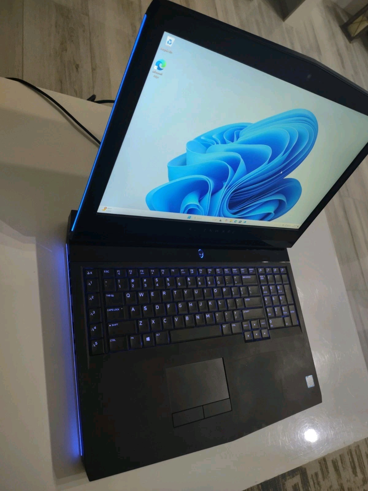 Dell Alienware 17 R4 Gaming 120Hz 2.90GHz i7-7820HK 16GB 1TB HDD GeForce GTX1080