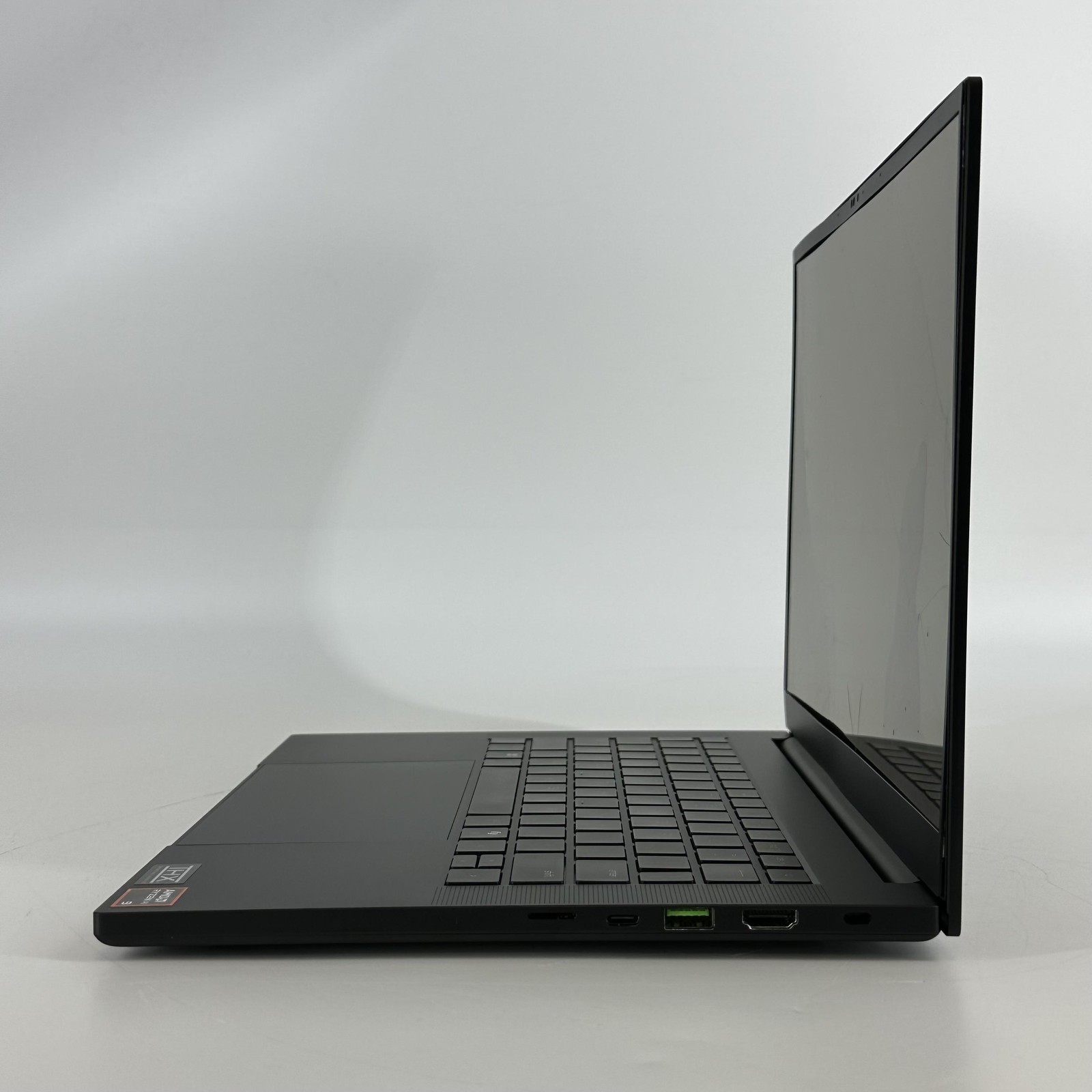 Razer Blade 14 FHD 2025 2.0GHz Ryzen AI 9 365 16GB 1TB RTX 5060 – CRACKED SCREEN