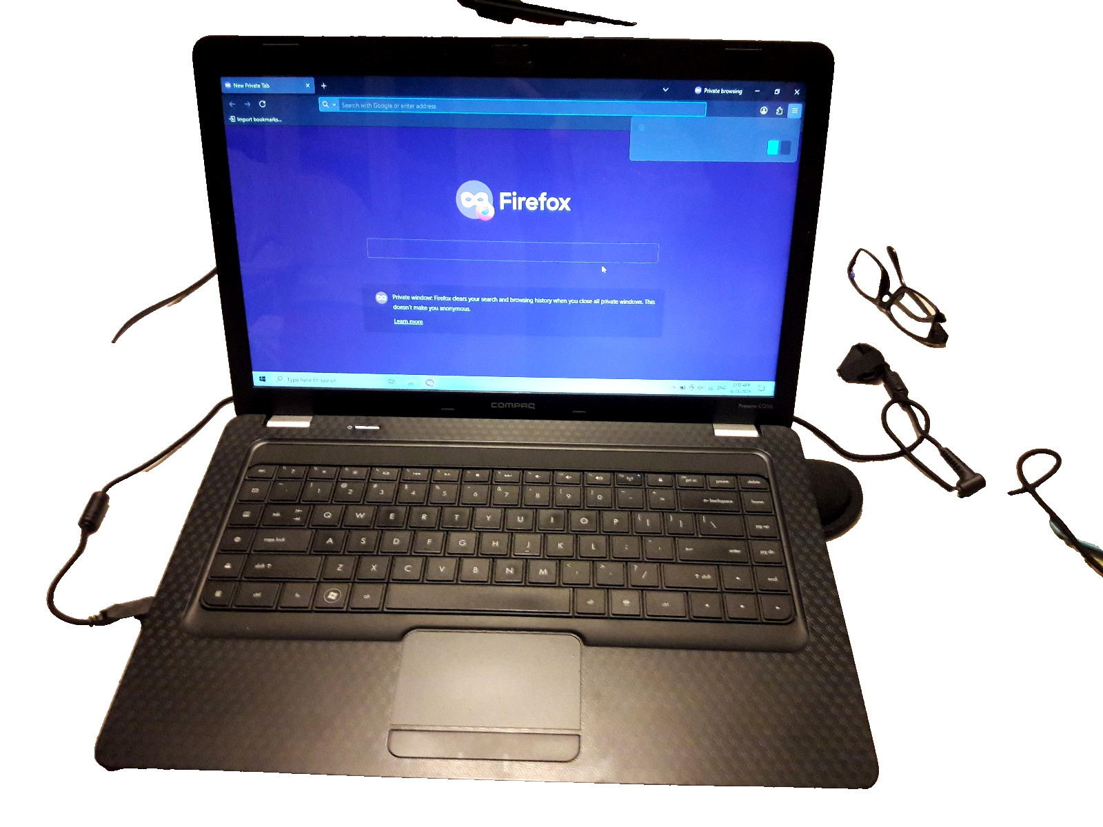 Compaq Presario CQ56 Intel Celeron 900 2.2GHz 2 GB RAM With Charger