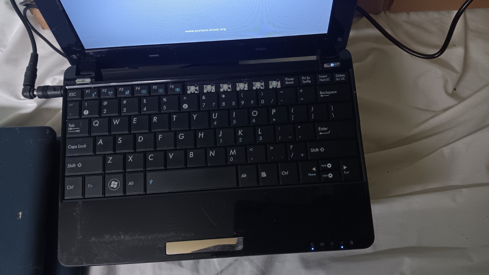 Lot of 6 ASUS EEe PC Mini Netbooks Laptops Intel Atom 1.6 GHz 160 GB HD Linux OS