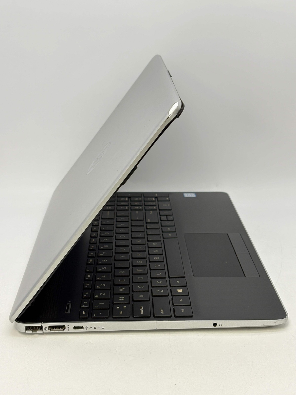 HP 15-DW007NR Intel Core i7-8565U 8GB RAM 512GB SSD – Cracked plastic bezel