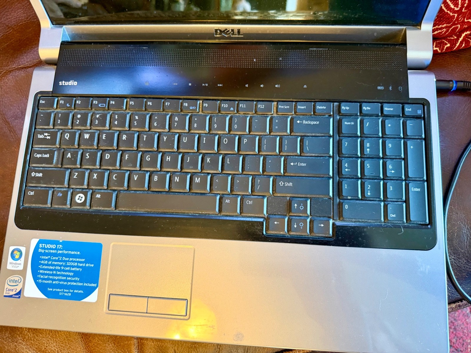 DELL STUDIO 17 – laptop running Ubuntu 320gb hard drive Core 2 duo