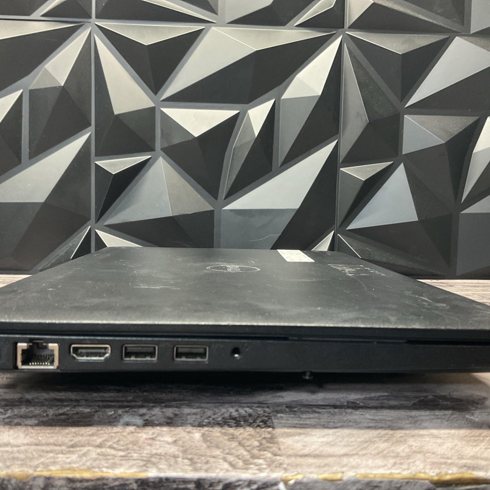 Dell Latitude 3580 / No POST / Broken Screen / No RAM / No SSD / C5