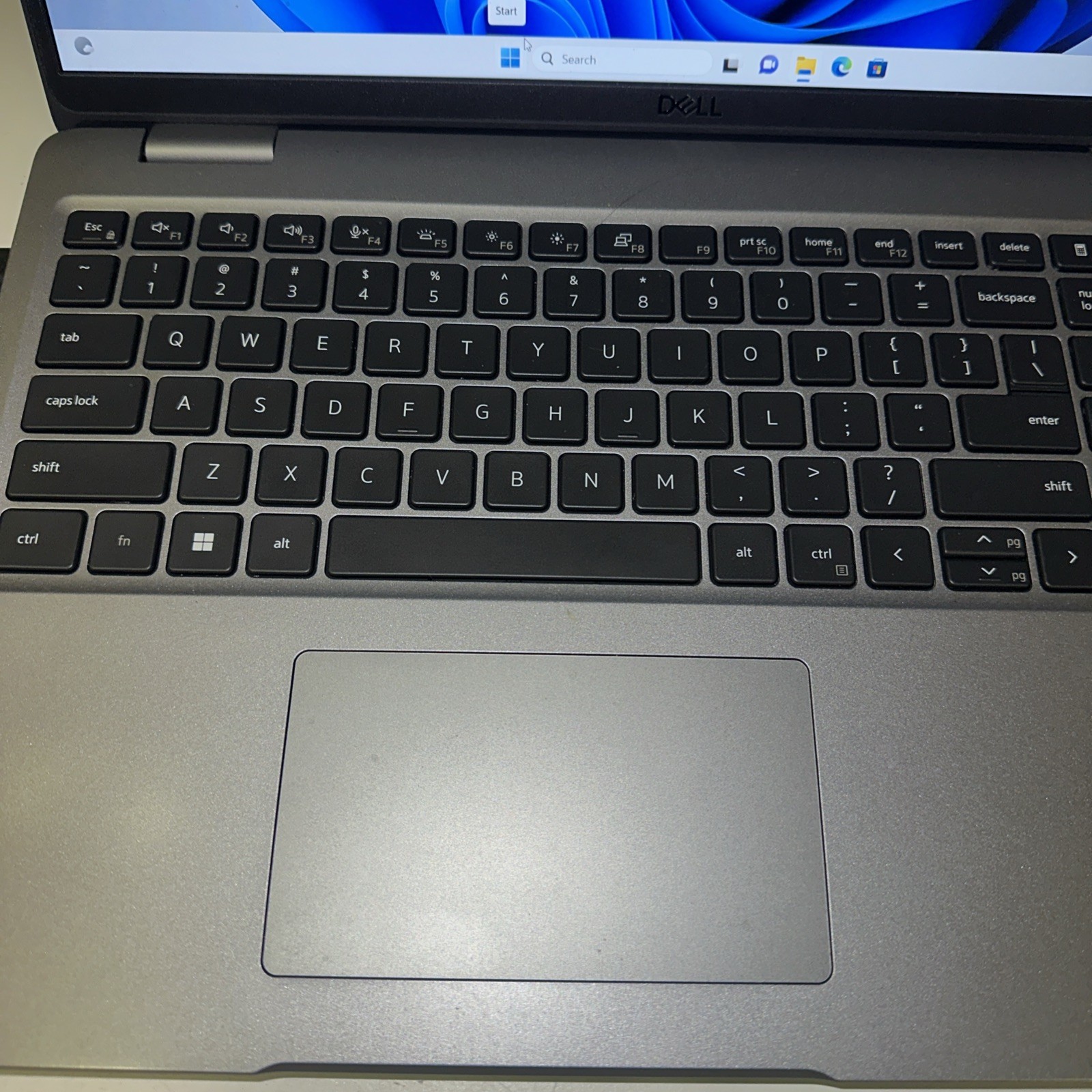 Dell Latitude 5540 15.6″ i7-1365U 16GB DDR4 256GB SSD Windows 11 Home in Gray