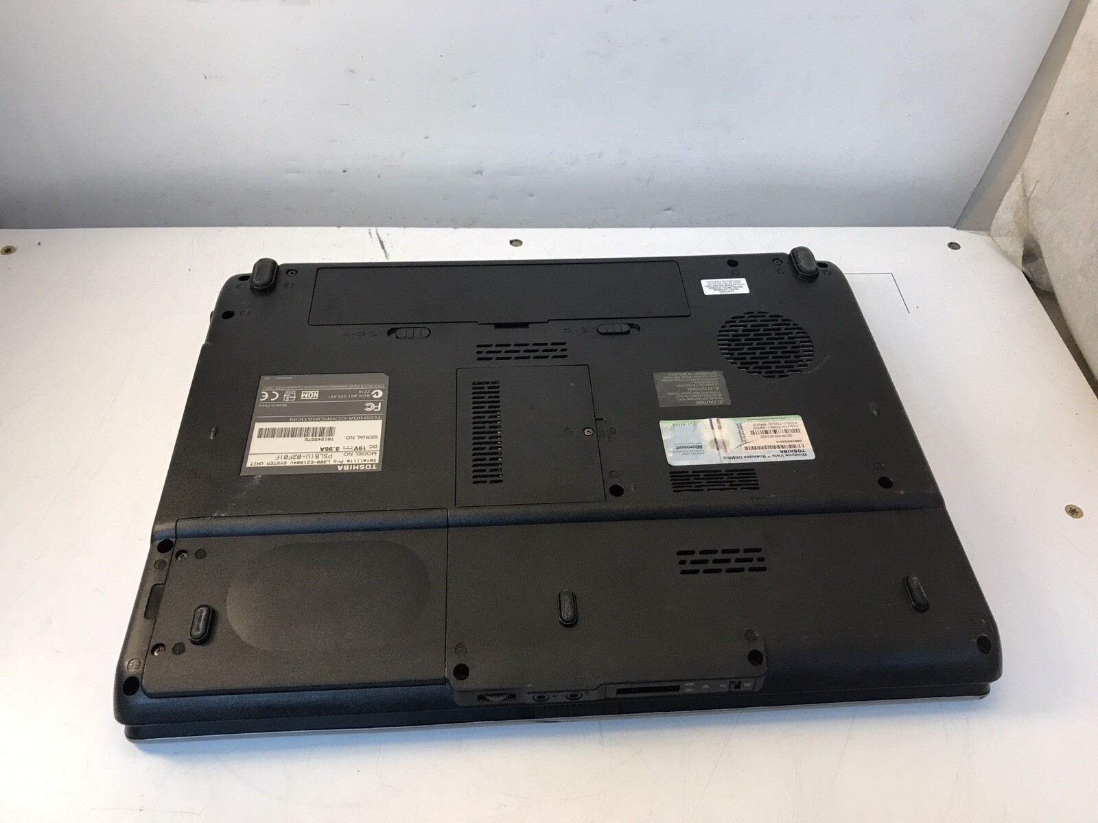 Toshiba Satellite Pro L300 Intel Core 2 Duo CPU T5870 @ 2.00GHz Booted to BIOS