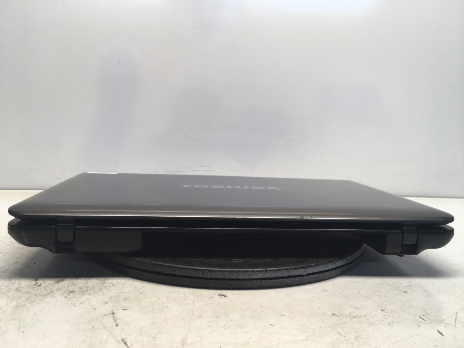 Toshiba Satellite L655-S5166X Intel Core i5-2410M 2.3GHz 4 GB – Cracked Screen