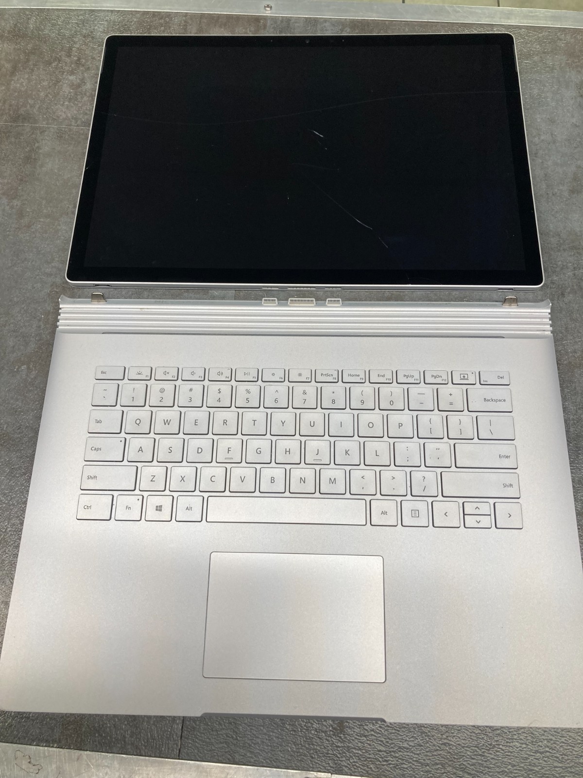Microsoft Surface Book 3 1900 13.5″ i7-1065G7 16GB 256GB 1660 MaxQ W11 – Read!