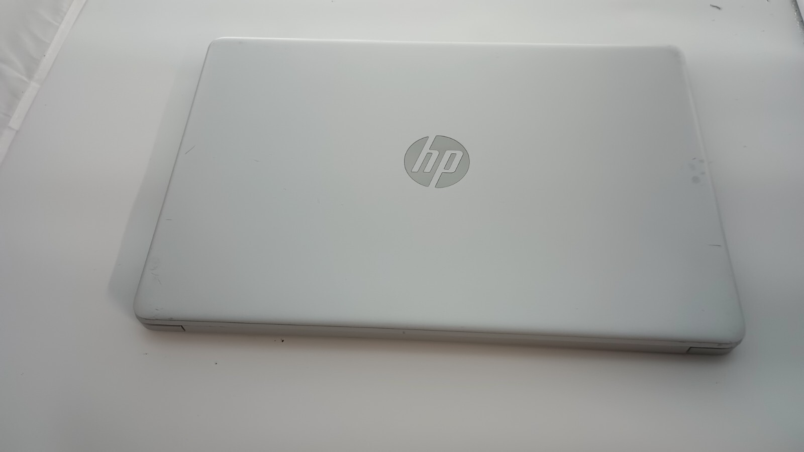 3053 HP 15-dy1751ms w/charger.i5 1035G1.8GB.128GB NVMe.15.6″.W11