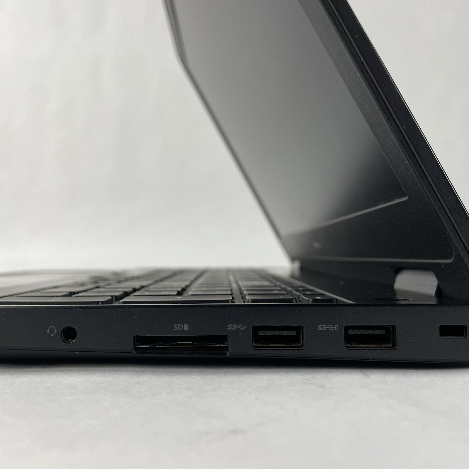 Dell Latitude E5570 15.6″ i3-6300U 2.40 GHz 8 GB RAM No SSD No OS No Battery