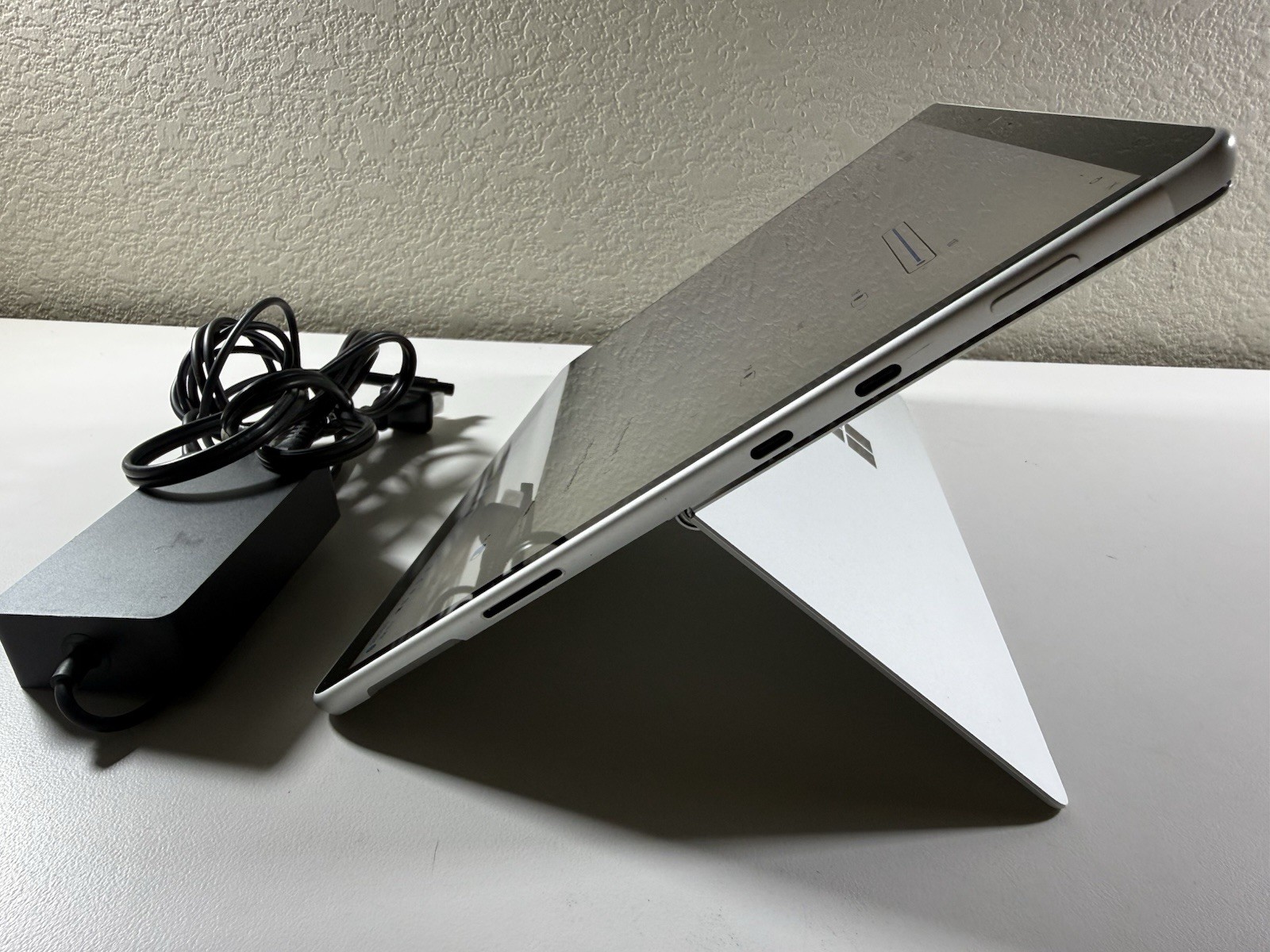 Microsoft Surface Pro 8 (1982) i5-1145G7 – 16GB RAM – 256GB 120Hz – Win 11 Pro