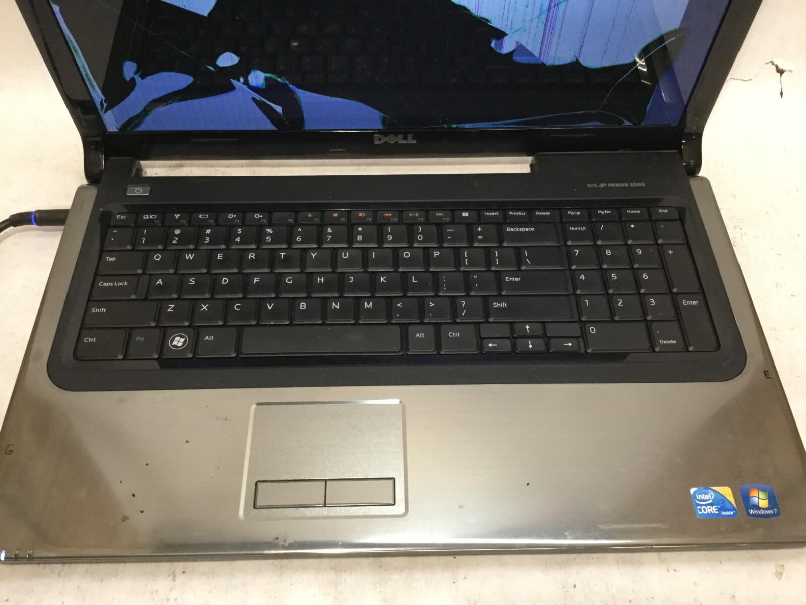Dell Inspiron 1764 / Intel Core i3 UNKNOWN SPECS / (CRACKED/MISSING PARTS!) -MR
