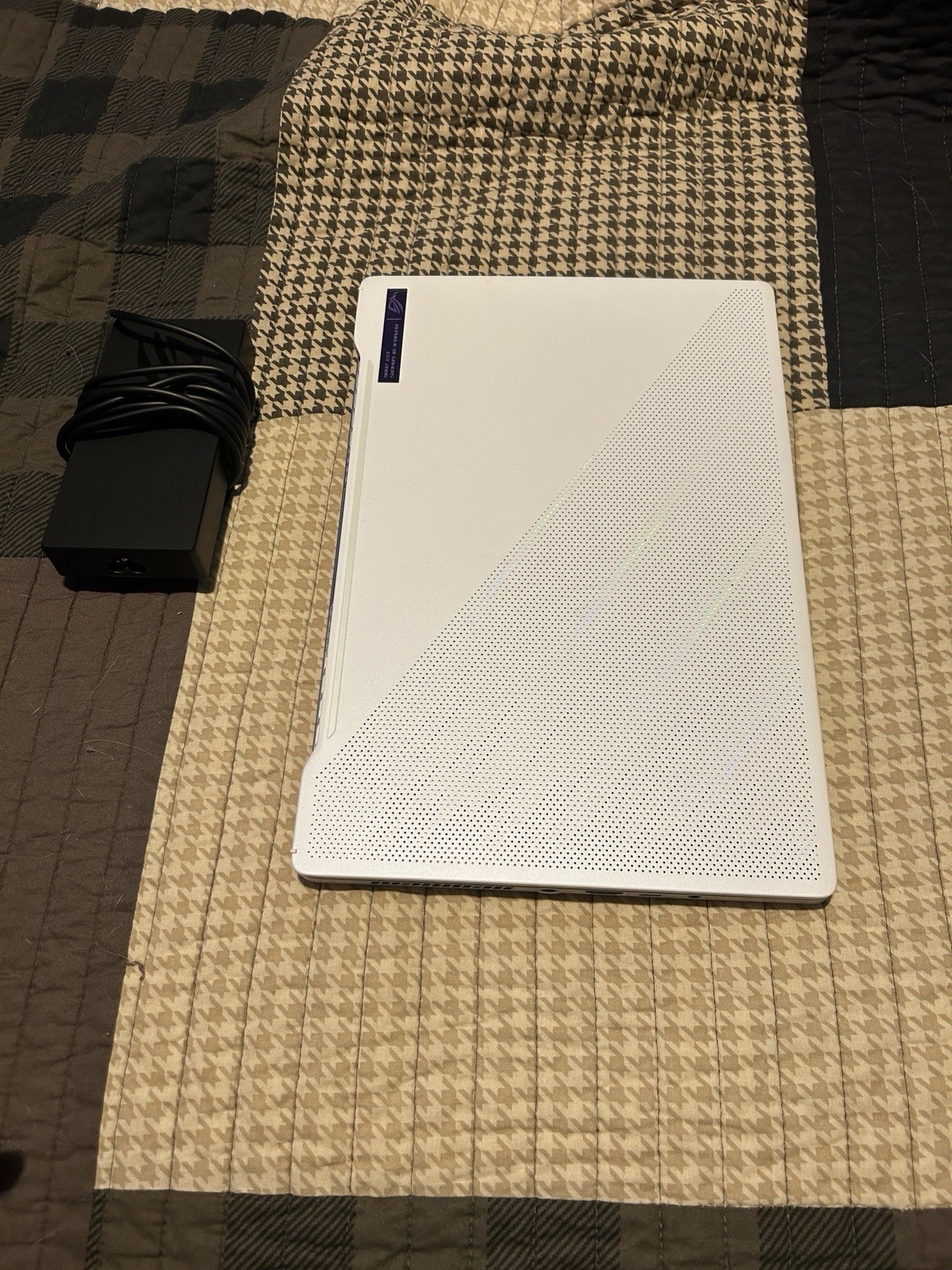 ASUS ROG Zephyrus G14 14in Ryzen 7 16GB 500GB RTX 3060 White Charger