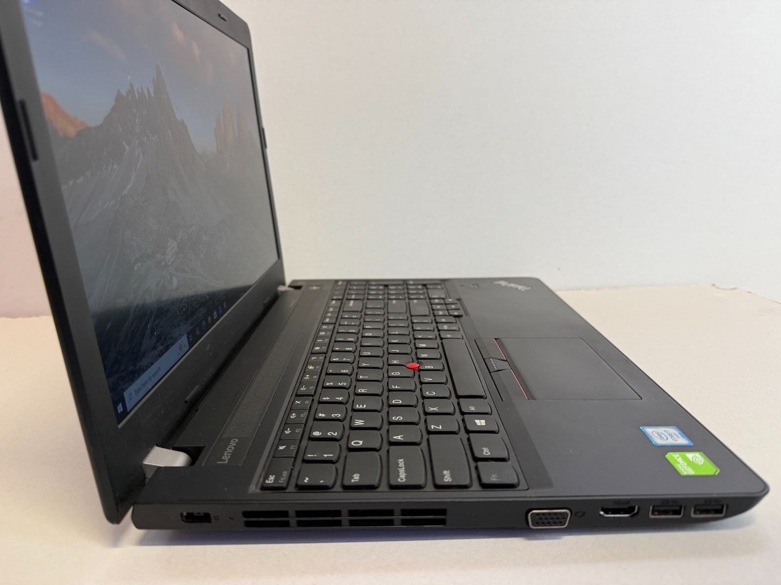 Lenovo ThinkPad E570 15.6″ i7-6500U 16GB RAM 500GB EVO SSD 940MX 2GB Win 10 Pro