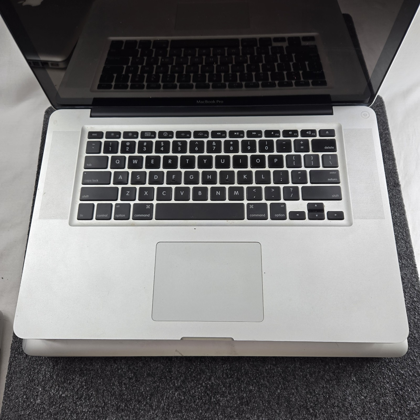 Lot of (5) Apple MacBook Pro A1286 Core 2 Duo – Mixed condition — PARTS