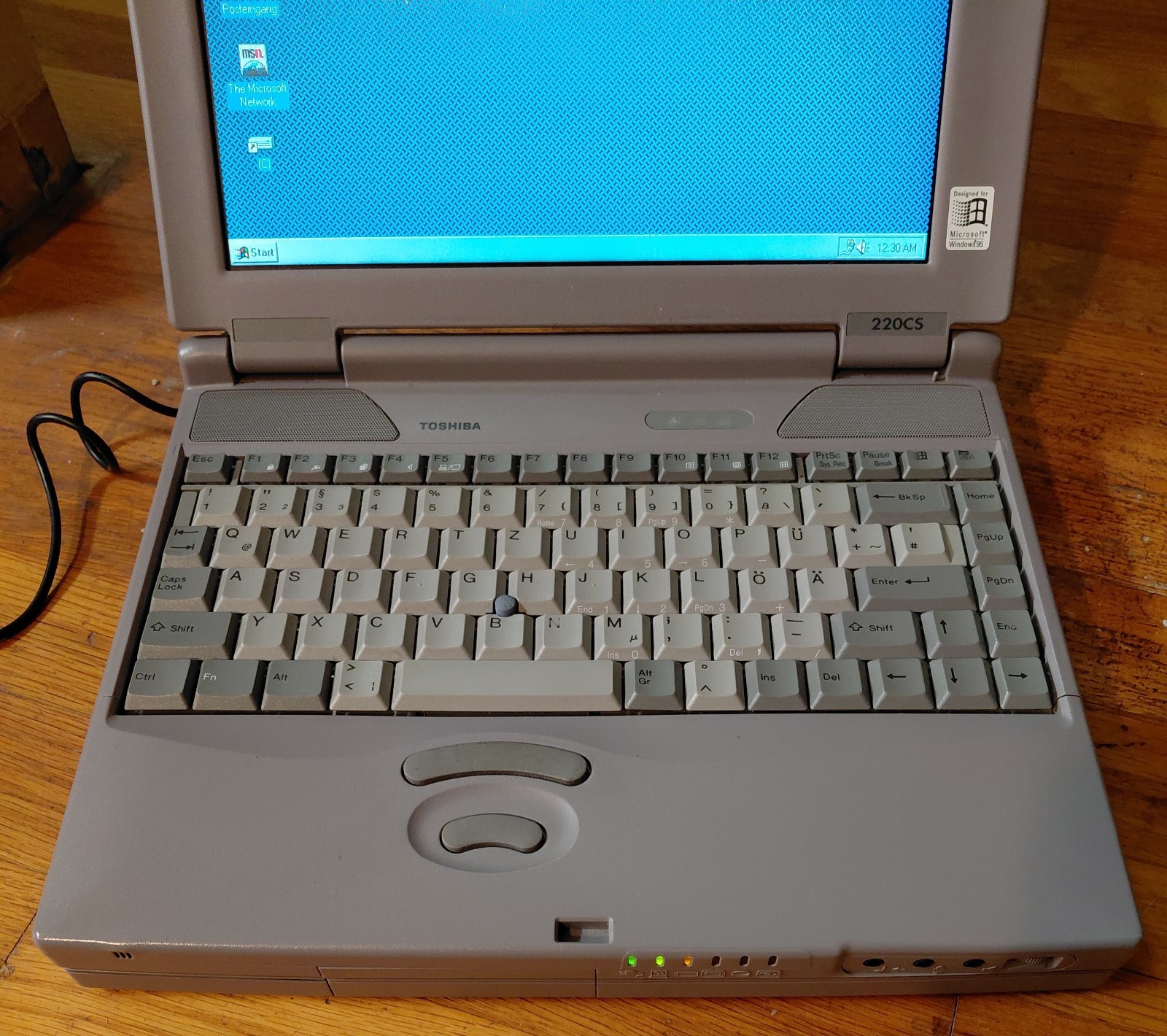 Vintage Toshiba Satellite 220CS/1.4GB TESTED! Win 95 German With Charger & Case