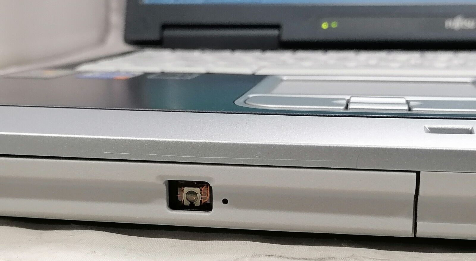 FOR PARTS 15″ Fujitsu Lifebook FPC06005AK (Pentium 4 /2.8 GHz/512 MB RAM/NO HDD)