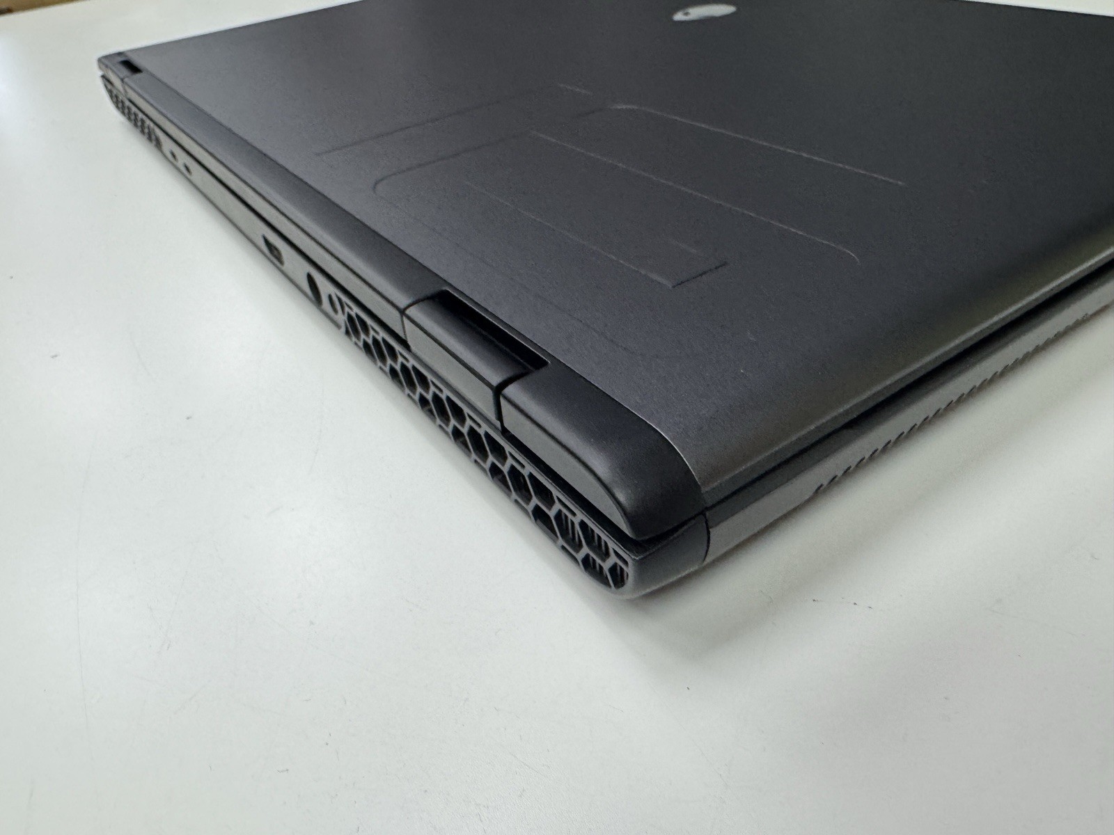 Dell Alienware M16 R2 QHD+ 240Hz 3.8 GHz Ultra 7 155H 16GB 1TB SSD RTX 4070 Good