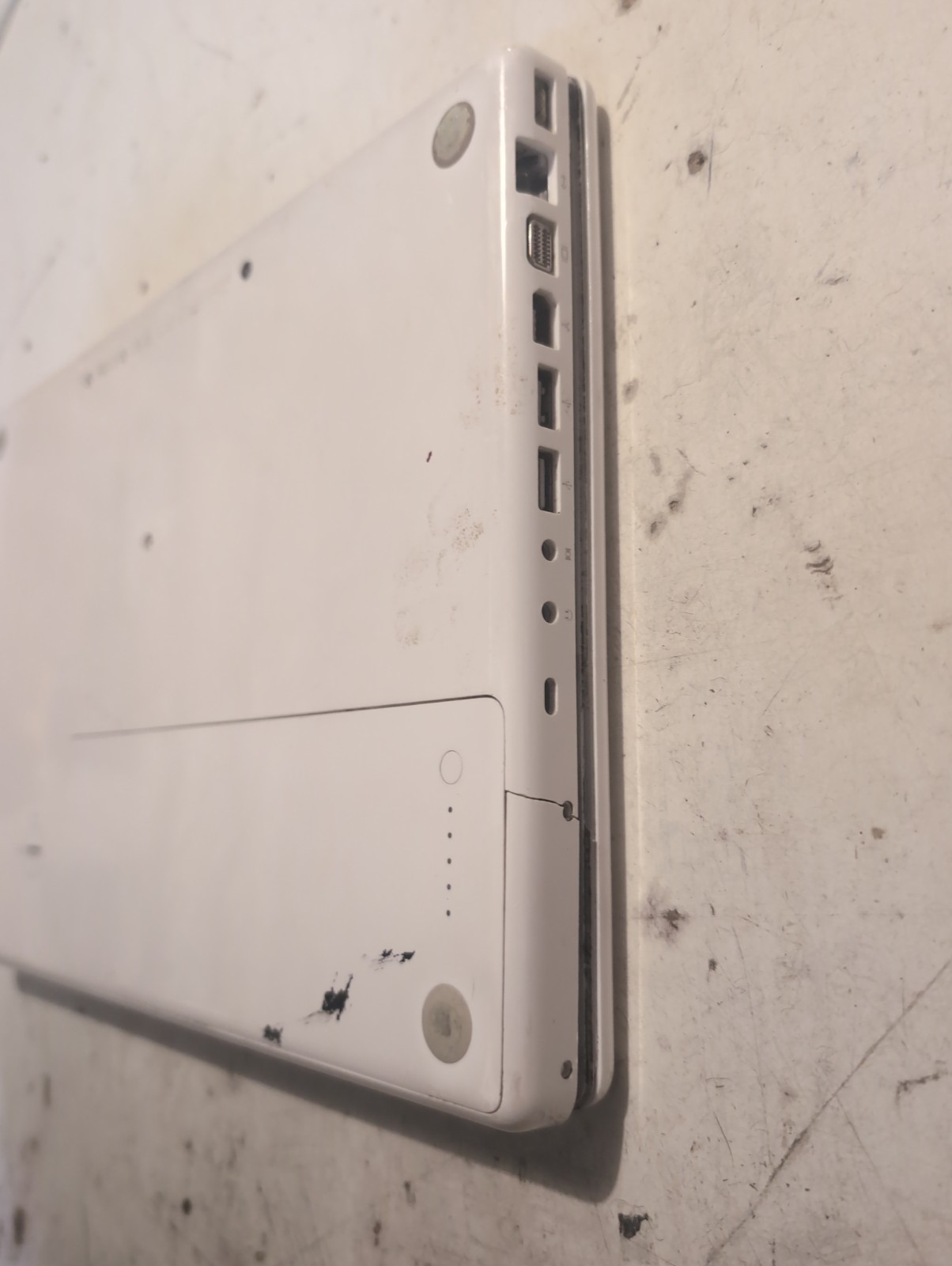 Broken Old Mac Laptop CW-8221-C for Parts Not Working As-Is Read Description