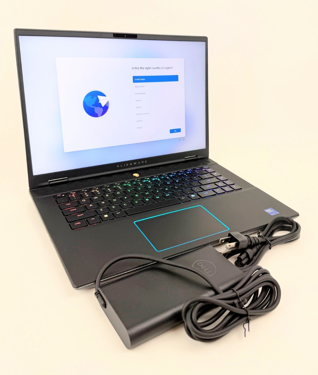 Alienware m16 R2 16″ 2560×1600 240Hz Ultra 9 185H 32GB 1TB RTX 4070 W11H
