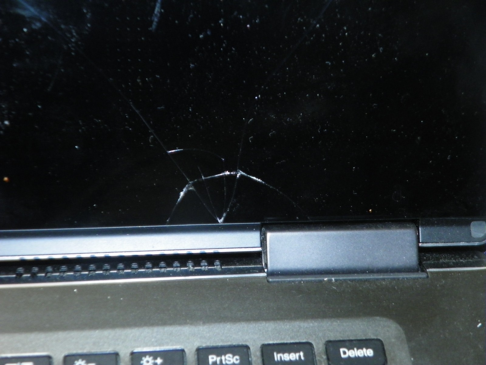 Lenovo Yoga 710 15.6 Inch 2-In-1 Touchscreen i5 For Parts – Has Screen Issue