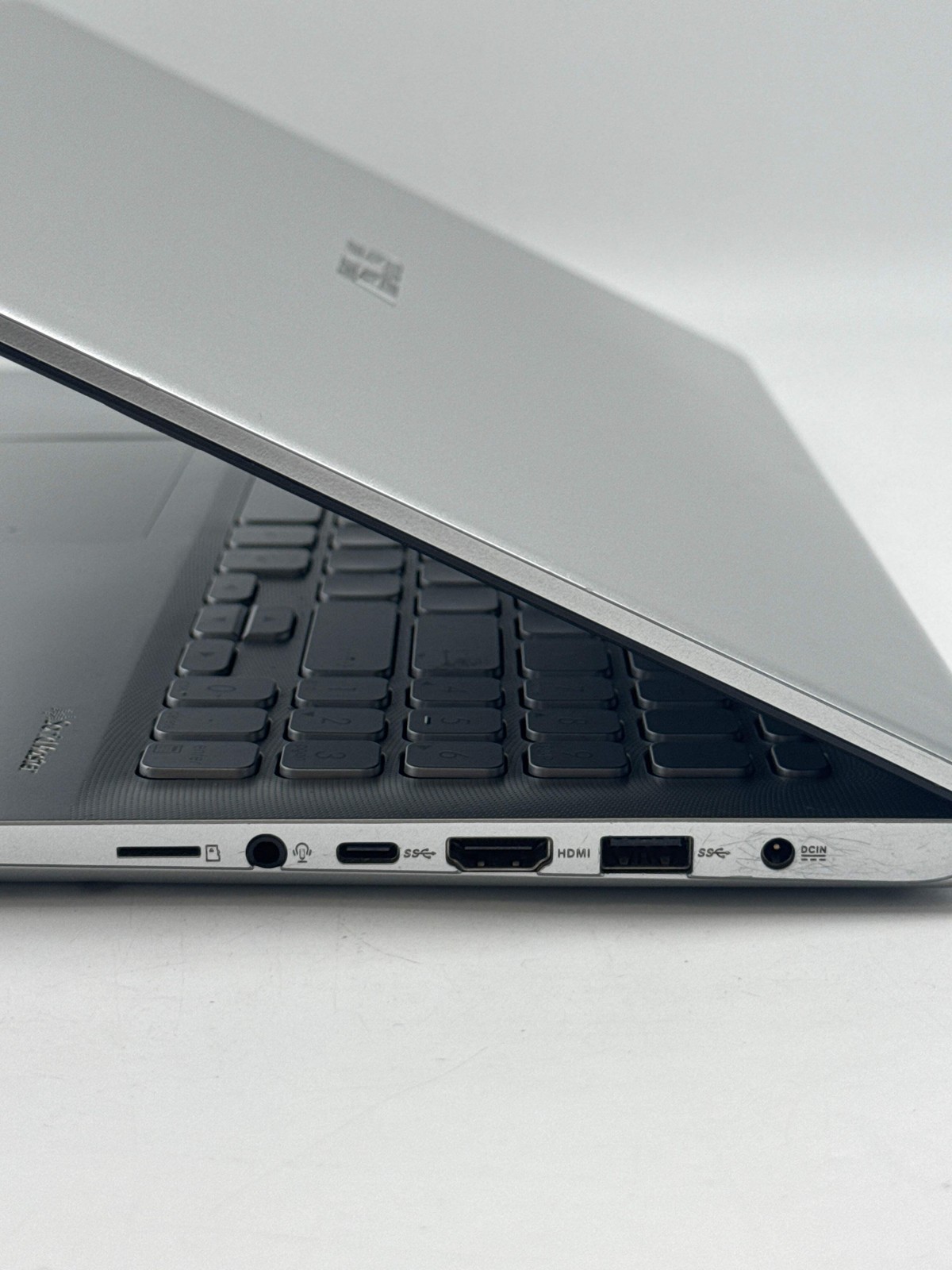 ASUS VIVOBOOK x512d Ryzen 7 3700u 12GB RAM 512GB SSD Windows 11