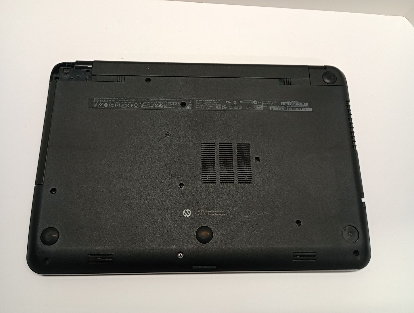 hp15-r029wmrev Win10 laptop Works While Plugged In, Power Adapter Not Included.