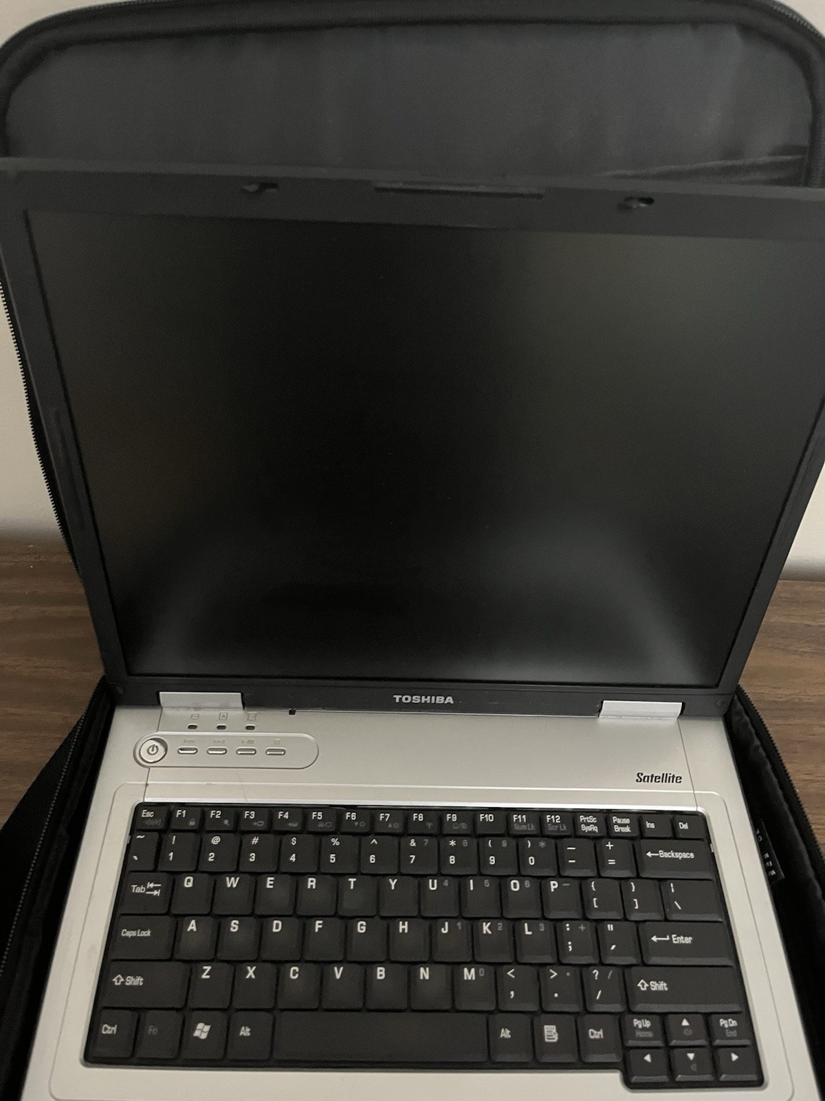 Toshiba Satellite L15-S104 Laptop XP Works Charger & Case Retro Clean