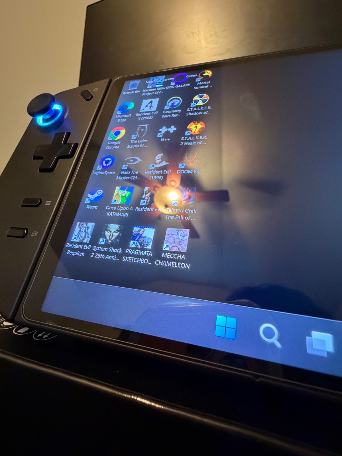 Lenovo Legion Go 8.8 in (1TB SSD, AMD Ryzen Z1 Extreme, 3.3GHz, 16GB RAM)…