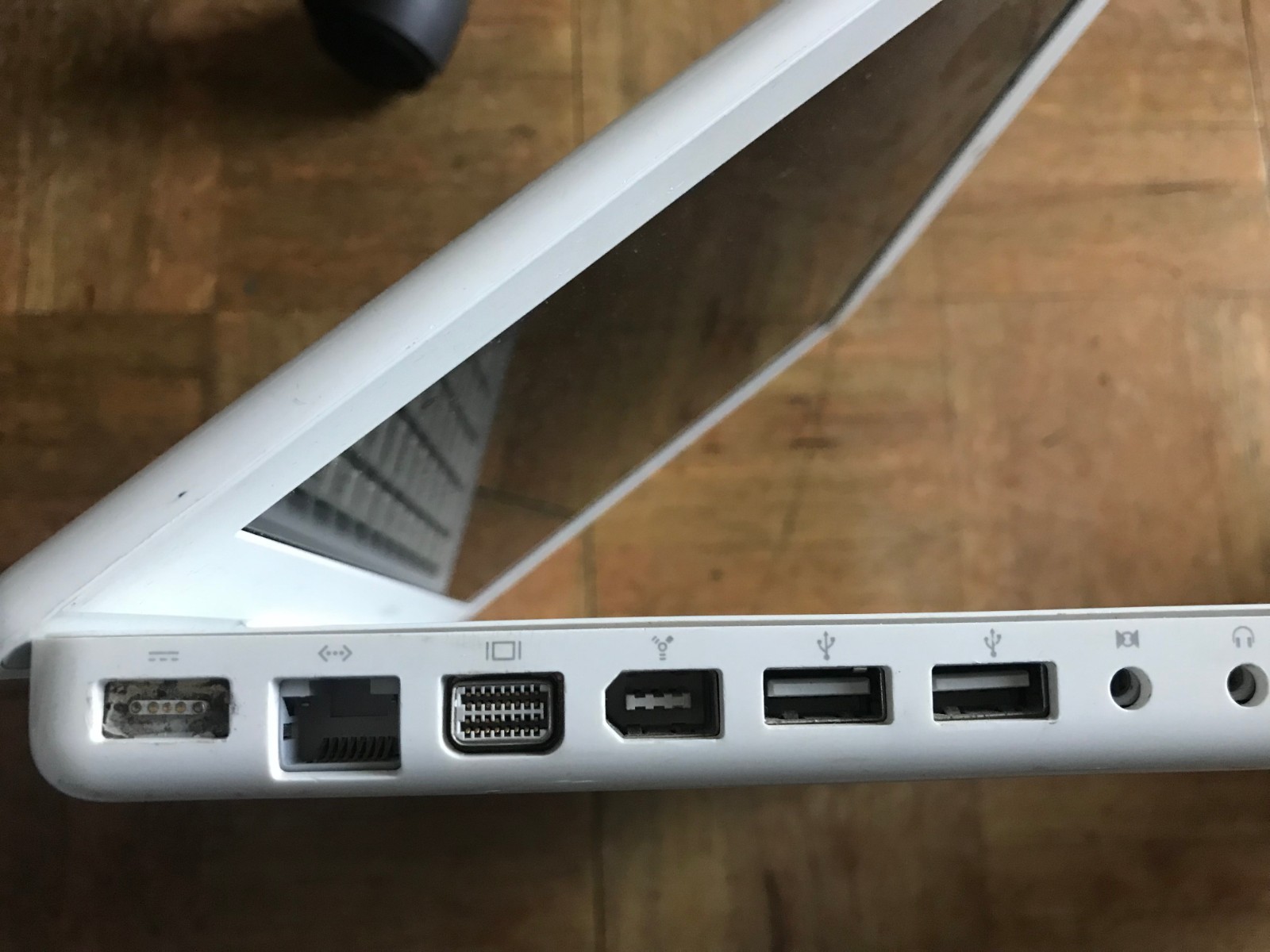 Apple MacBook A1181 1.83 GHz 2GB RAM 120 GB HDD OSx 10.6.8 No Charger Or Battery