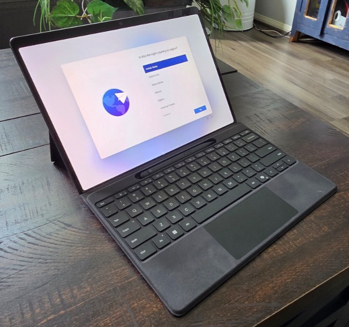 Microsoft Surface Pro 11 13″ OLED X Elite 16GB 512GB + Keyboard Pen Charger Case