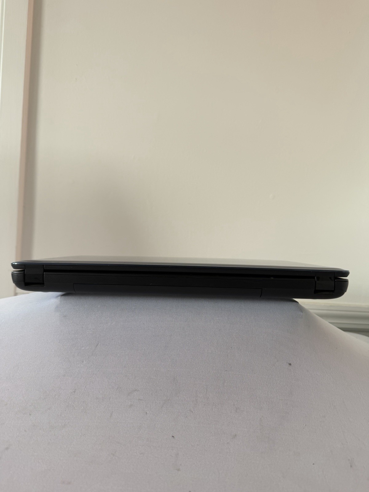 HP Notebook 2000 Laptop – Good Screen – AMD E-300 – RAM 4 GB – Read Des