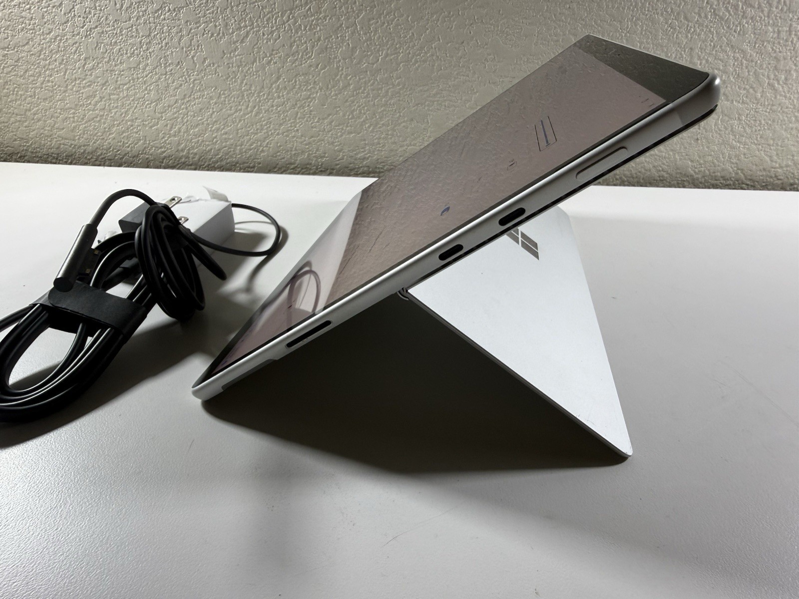 Microsoft Surface Pro 8 (1982) i5-1145G7 – 16GB RAM – 256GB 120Hz – Win 11 Pro