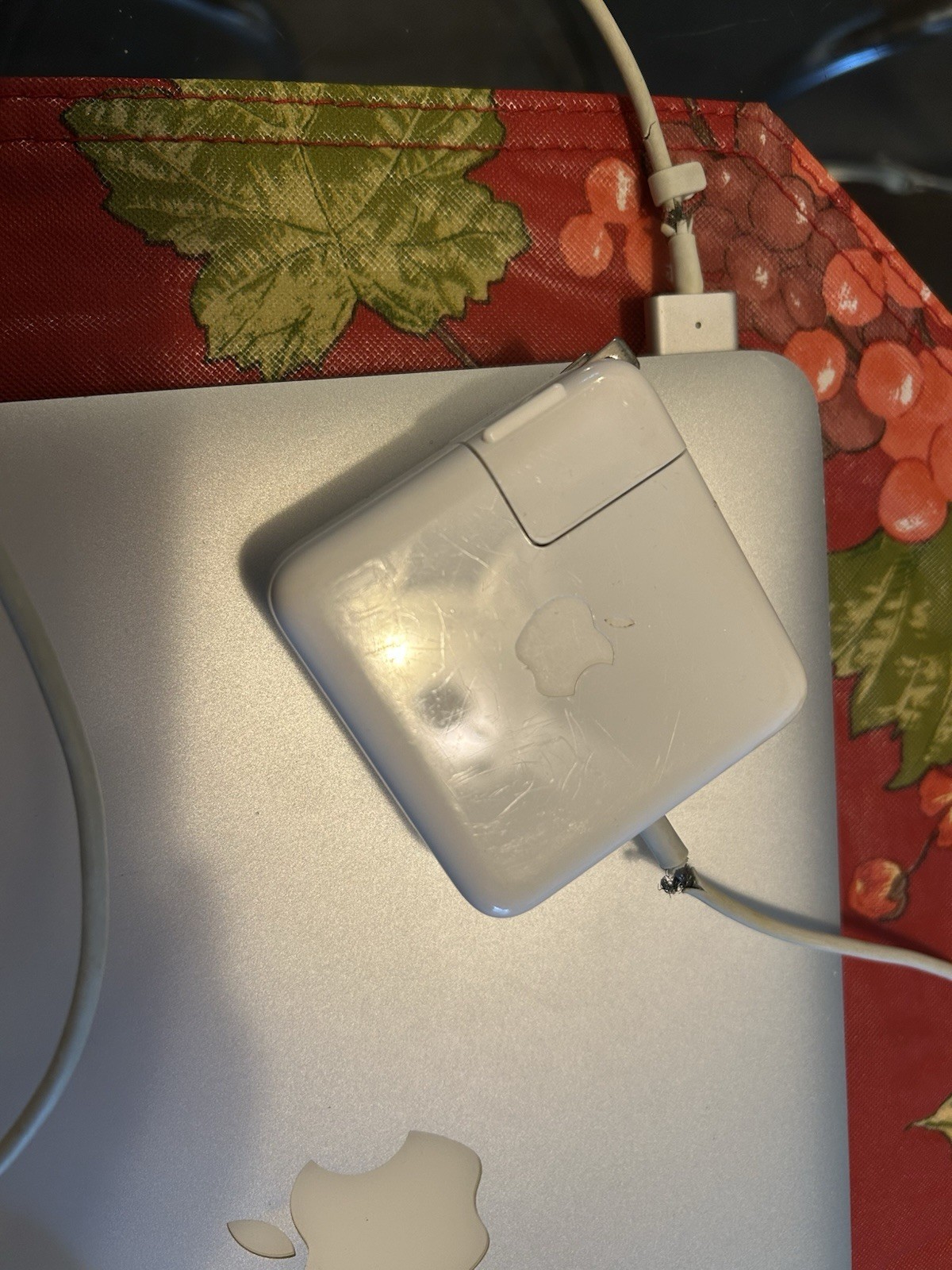 Mac Book Air 12” Silver 2012 For Parts With Charger And Wireless Mouse