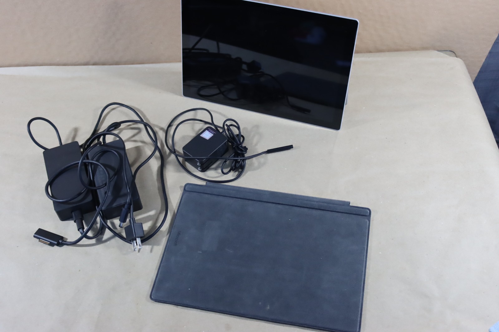 Microsoft Surface Pro 5 i5-7300U 8GB RAM 256GB Wi-Fi + LTE