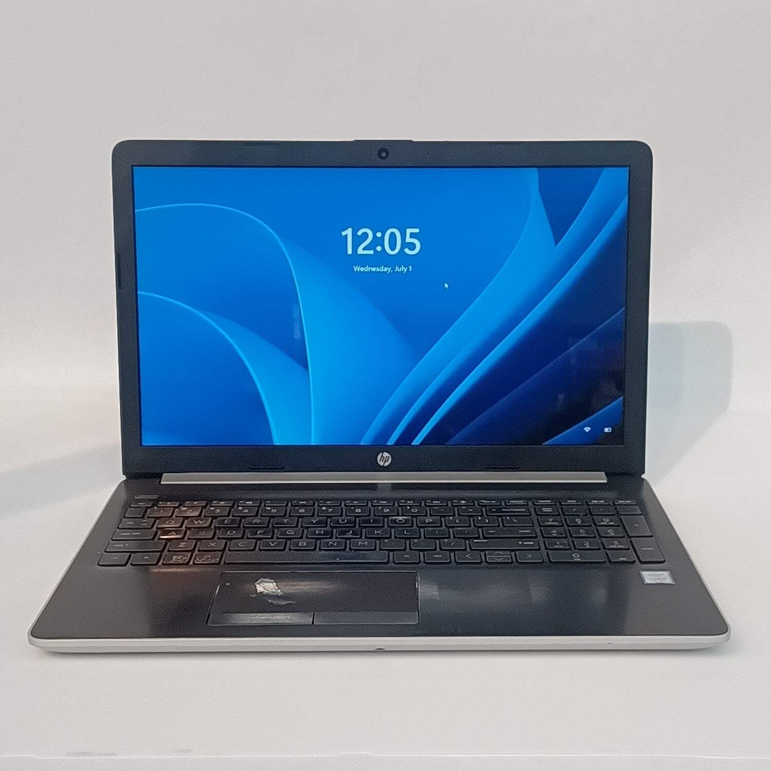 Broken HP Pavilion 15.6″ i5-8250U 2.8GHz 12GB RAM 128GB SSD Read