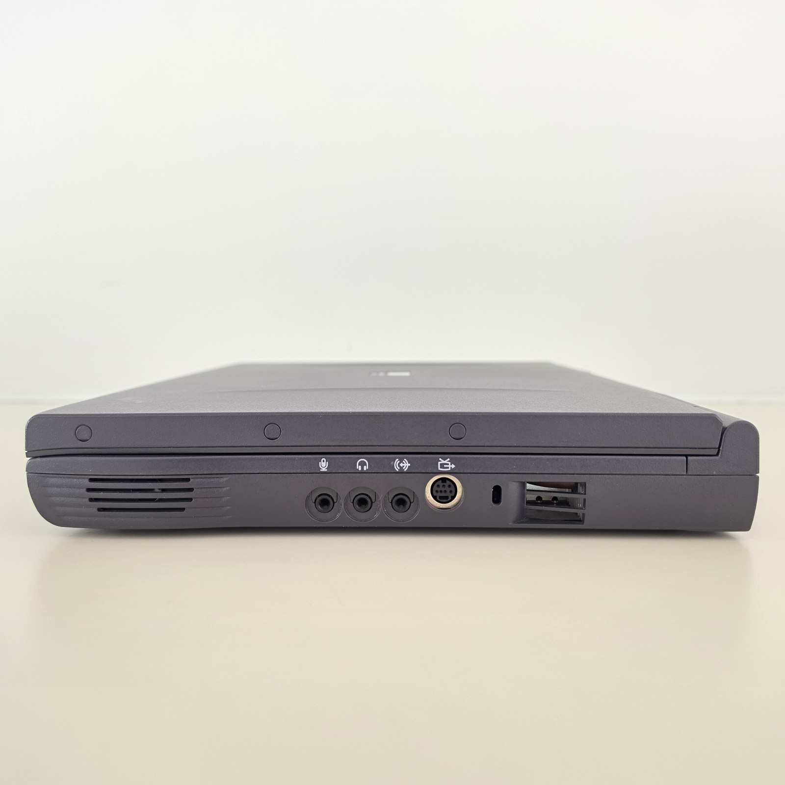 RETRO 14.1″ VINTAGE DELL Latitude CPt C4000GT Laptop – 64MB RAM – 4.86GB HDD