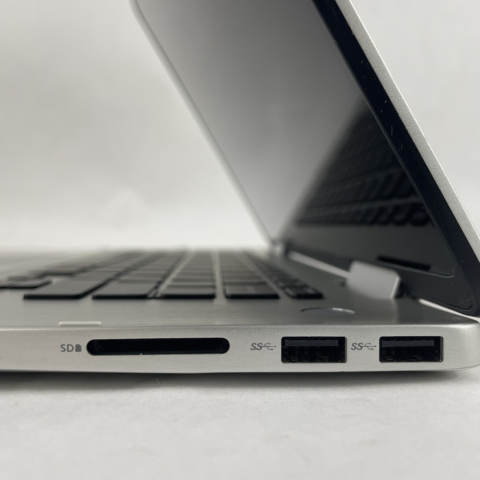 Dell Inspiron 7586 15.6″ i5-8265U 1.60 GHz 8 GB RAM No SSD/OS/AC/Batt