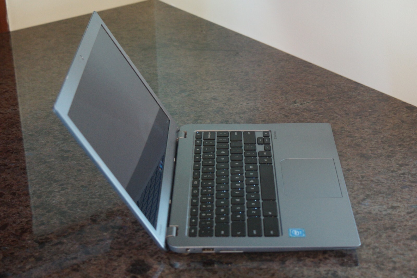 Toshiba Chromebook 2 Skulcandy CB35-B3330 13.3in. 16GB, Intel Celeron, 2.16GHz,