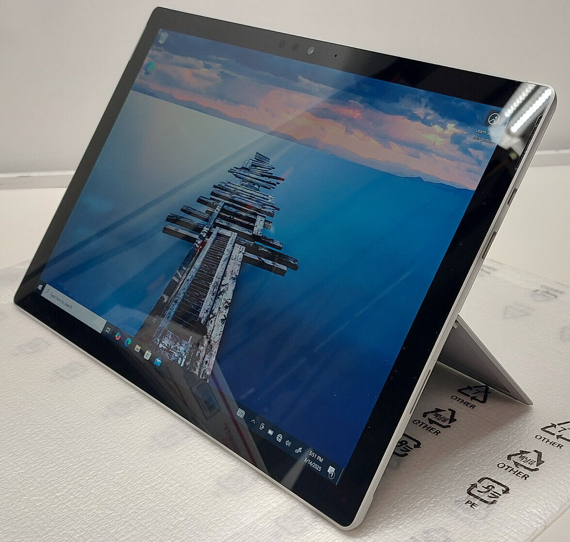 Microsoft Surface Pro 6 1796 i5-8350U 1.7GHz 128GB 8GB RAM w/ 127W Power Adapter