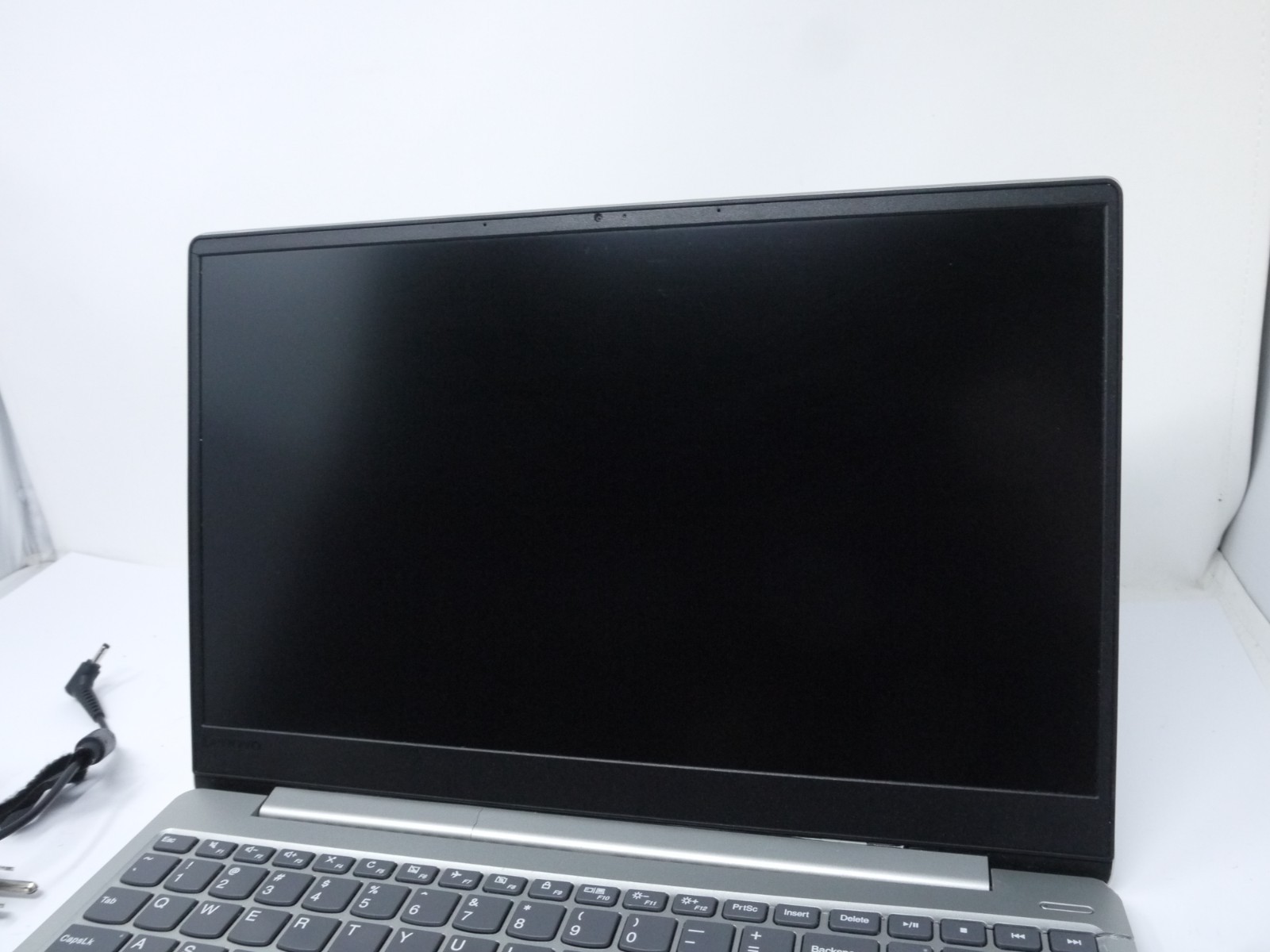 Lenovo IdeaPad 330s-15IKB 15.6″ Laptop – Core it-8250U / 4GB / 128GB SSD / Win11
