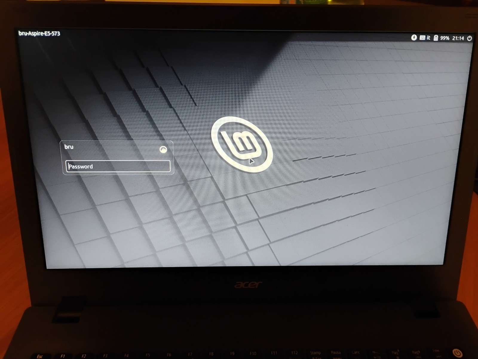 Acer Aspire E5-573-53CZ Used Fair Condition i5200u 12GBRam 250 Ssd Samsung