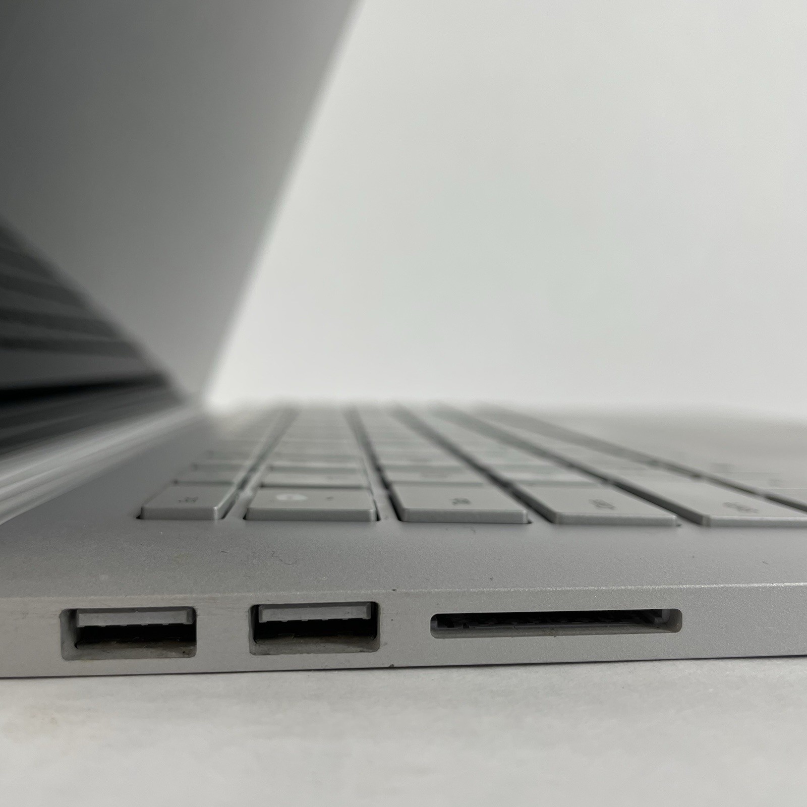 Microsoft Surface Book 2 13.3″ i7-8650U 1.90 GHz 8 GB RAM 256 GB SSD Win11